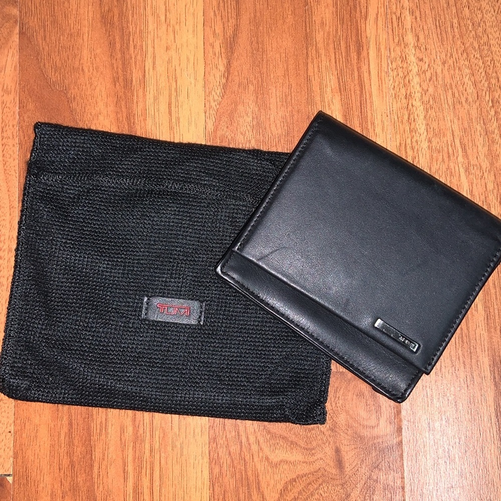 NWT Tumi Leather Wallet with Key Ring